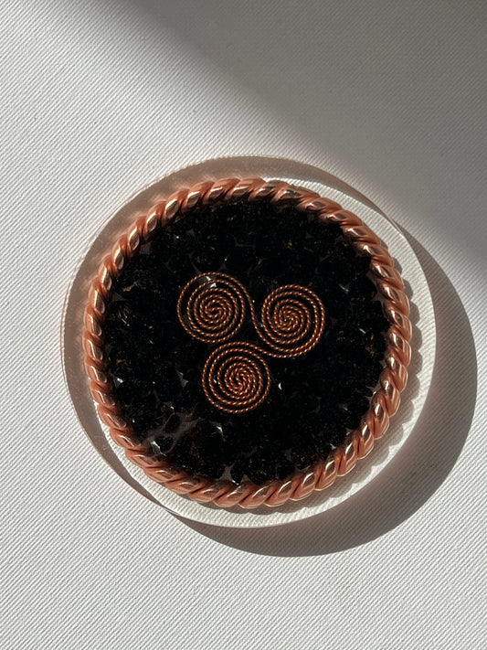 Podkładka Tensorowa Czarny Turmalin z góry w słońcu, czarne okruchy turmalinu i miedziany triskelion