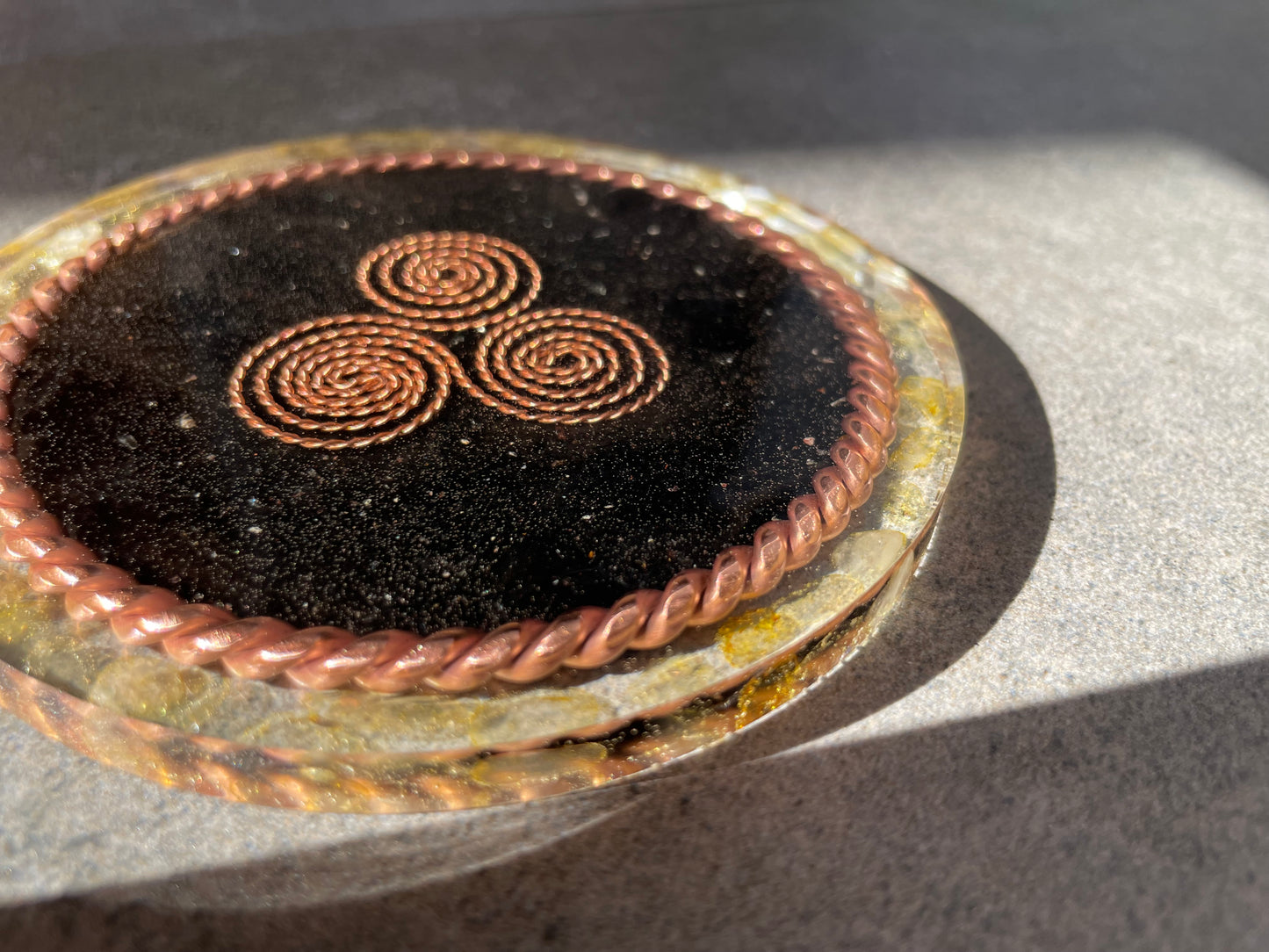 Podkładka Tensorowa Czarny Turmalin z Pierścieniem Tensorowym – ochrona i harmonia energetyczna z symbolem Triskelion 
