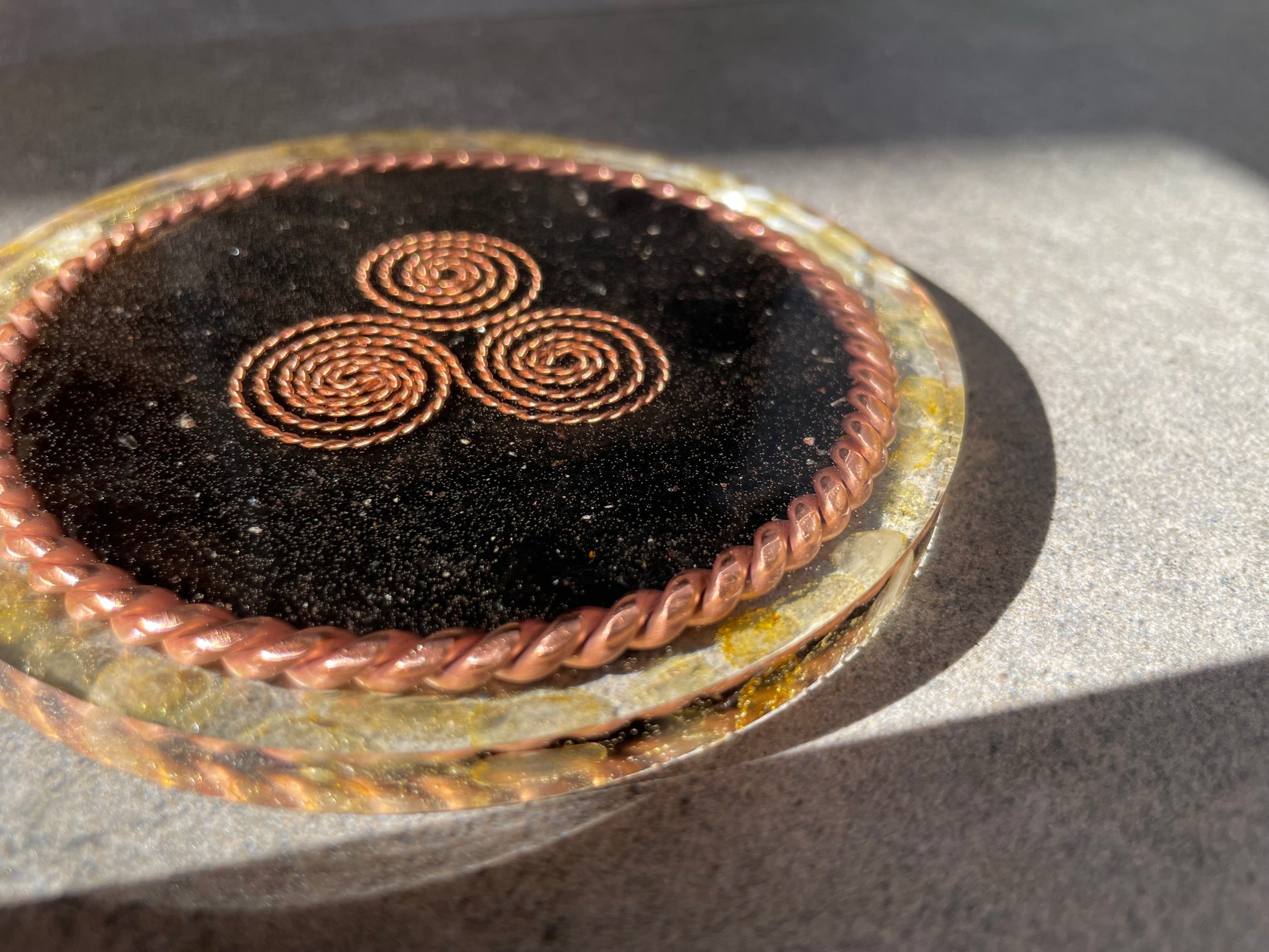 Podkładka Tensorowa Czarny Turmalin z Pierścieniem Tensorowym – ochrona i harmonia energetyczna z symbolem Triskelion 
