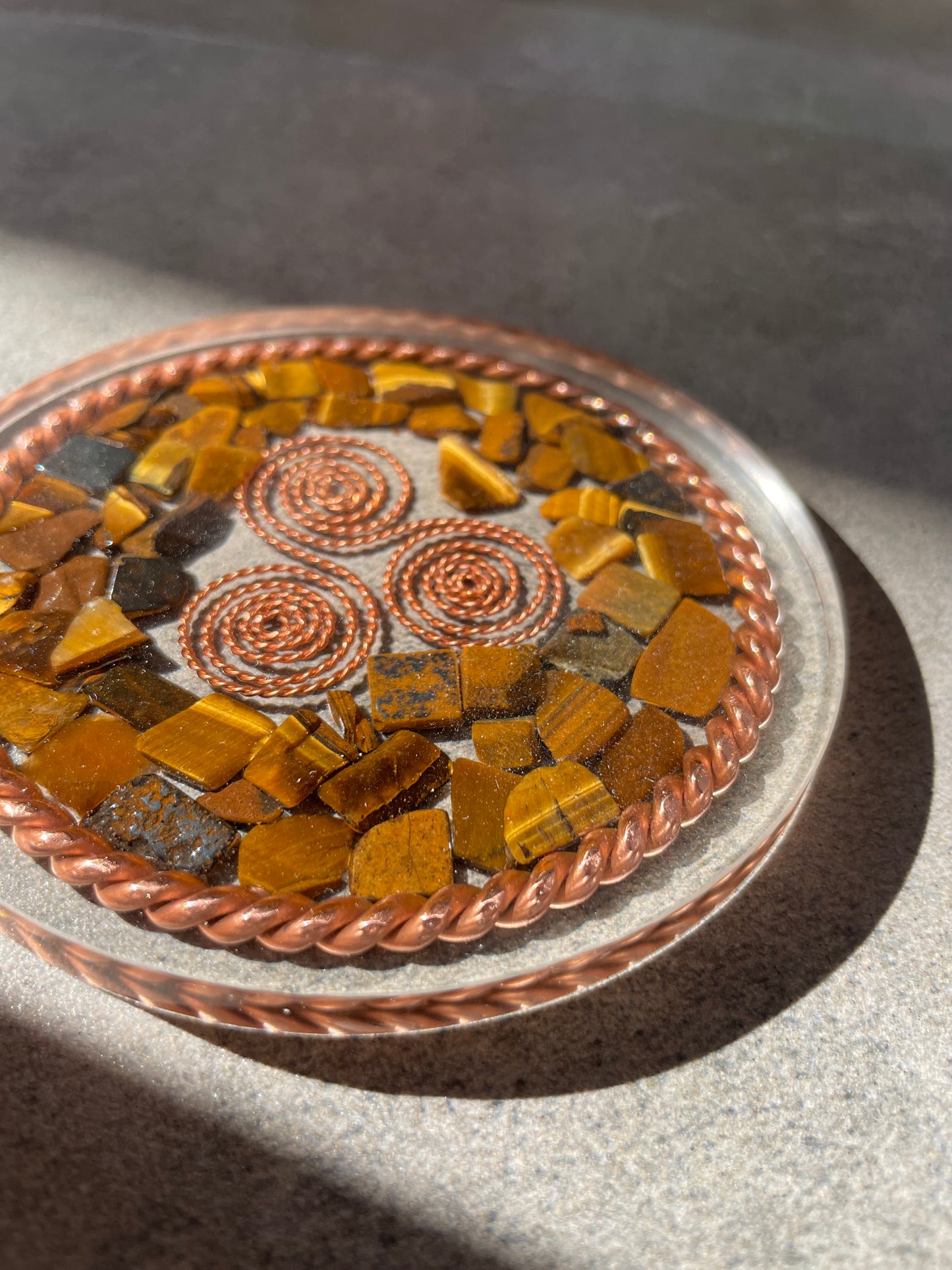 Podkładka Tensorowa Tygrysie Oko Synergia.BS – naturalny kamień z Pierścieniem Tensorowym Święty Kubit
