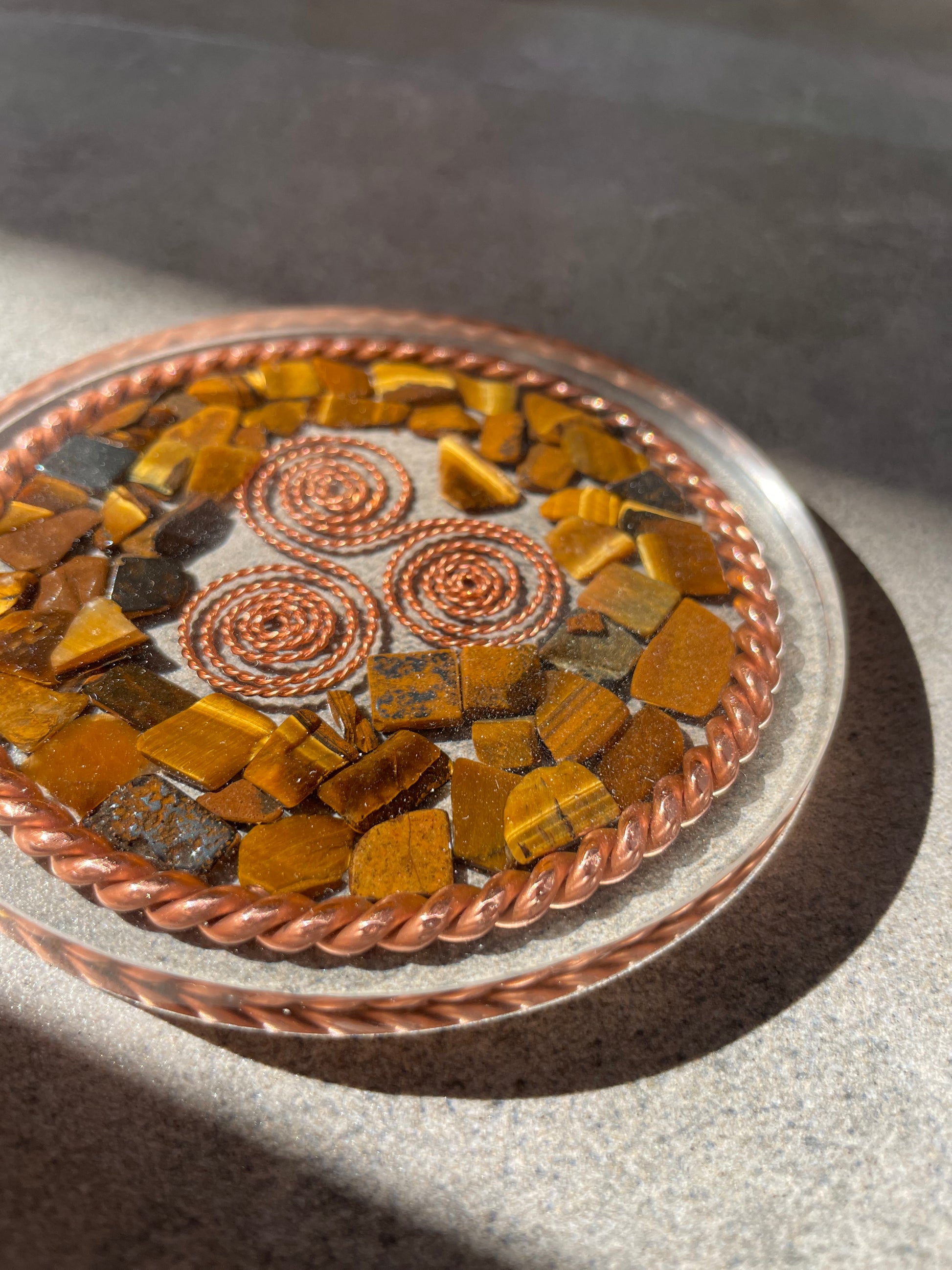 Podkładka Tensorowa Tygrysie Oko Synergia.BS – naturalny kamień z Pierścieniem Tensorowym Święty Kubit
